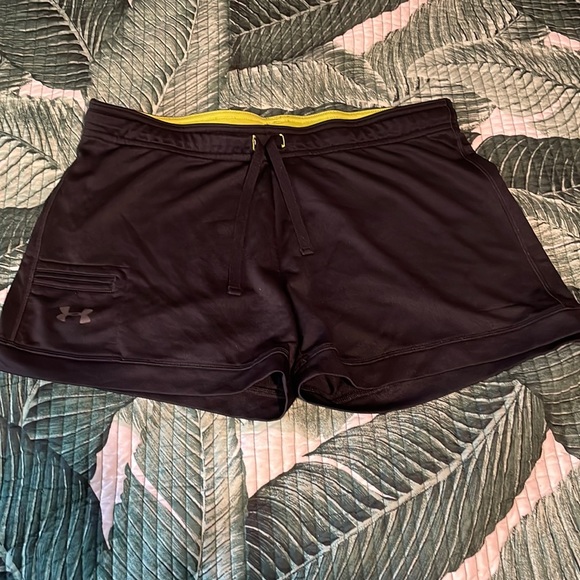 Under Armour Athletic Shots Size M - Picture 1 of 2